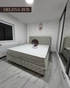 Svetlo sivi krevet HELENA BOX u spavaćoj sobi sa kliznim garderoberom — Nameštaj Miansa