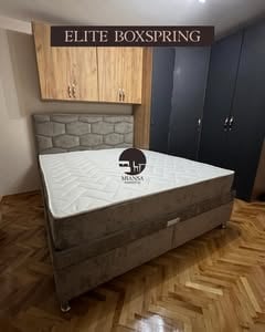 Sivi Elite Boxspring sa saće uzglavljem u spavaćoj sobi sa garderoberom — Nameštaj Miansa