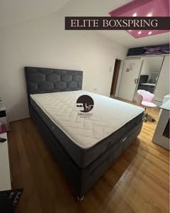 Crni Elite Boxspring krevet u uređenoj spavaćoj sobi — Nameštaj Miansa